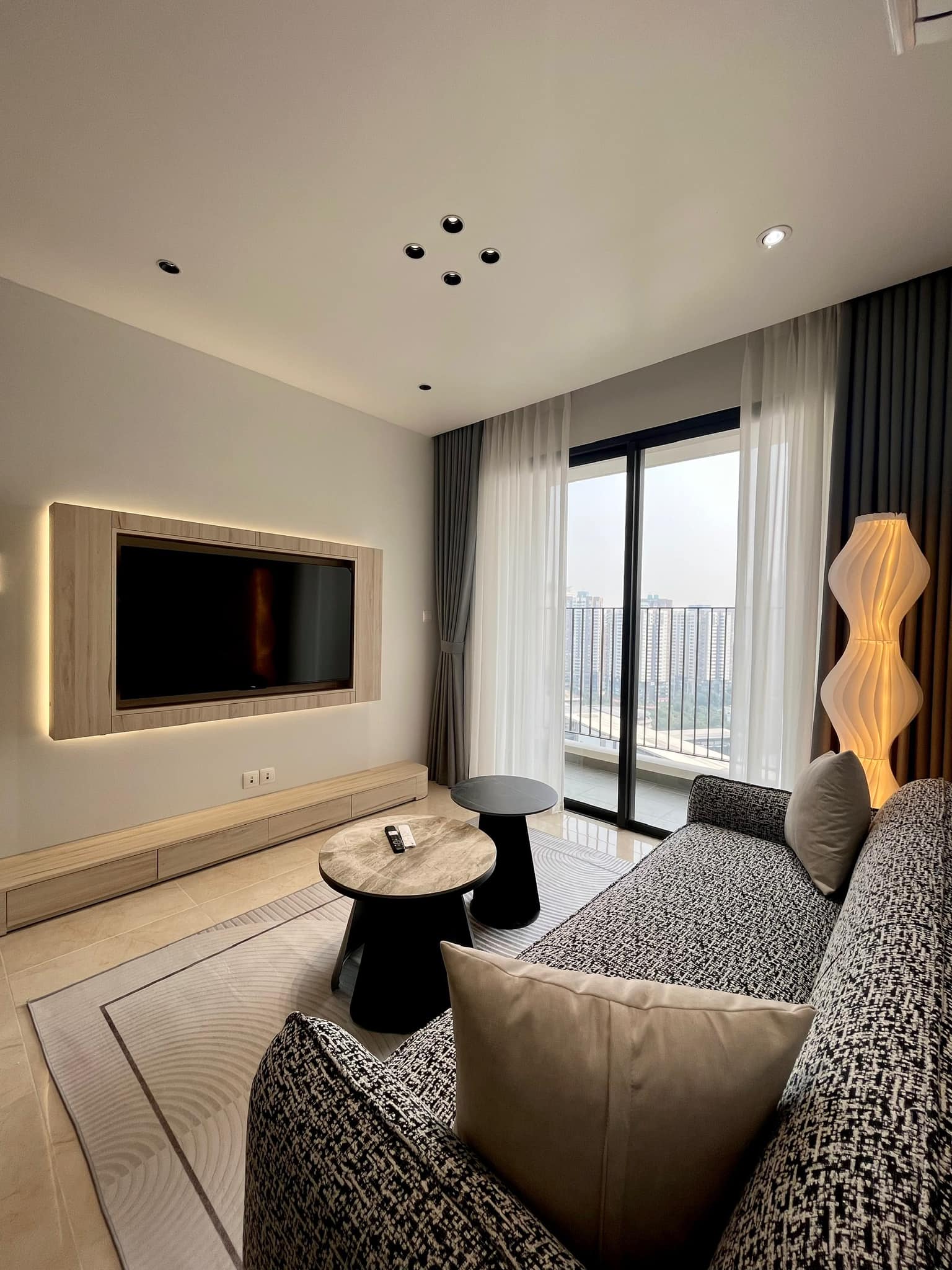 Căn hộ 2 ngủ view hồ tại Vinhomes D'Capitale
