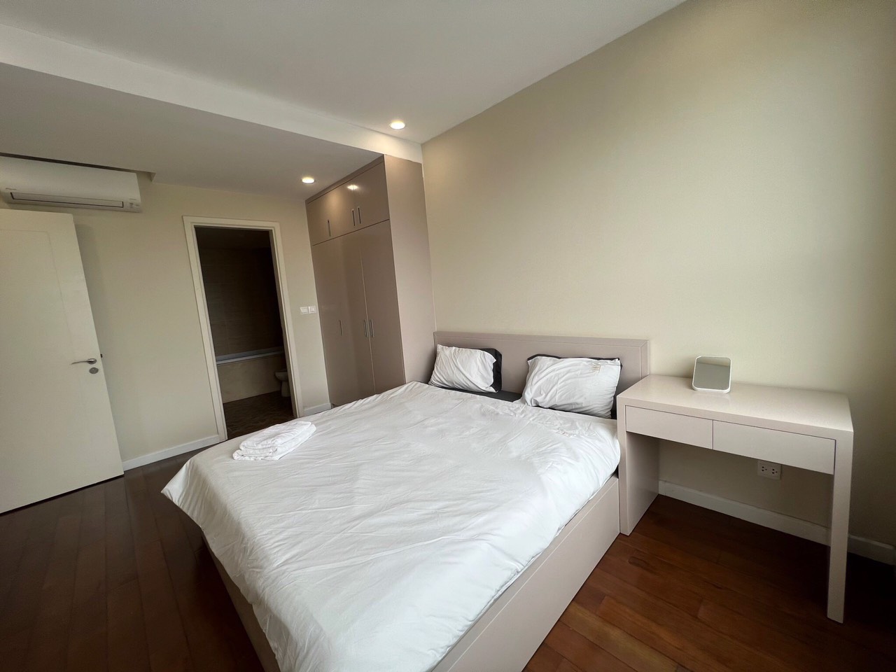 Bán căn 3 ngủ -105m2 rộng nhất Vinhomes D'Capitale, giá tốt