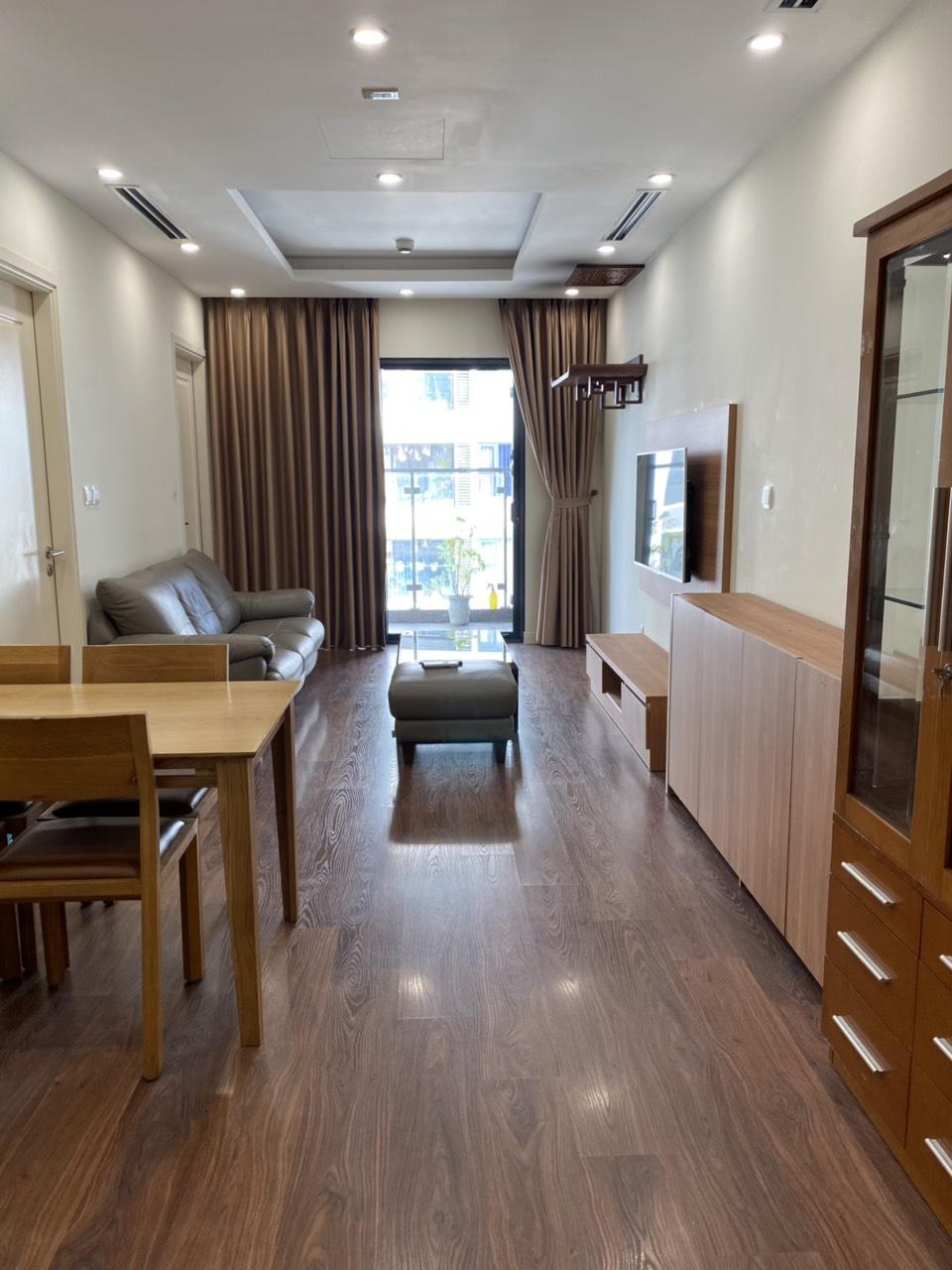 Phòng khách thoáng sáng tại căn hộ 2 ngủ chung cư Imperia Garden